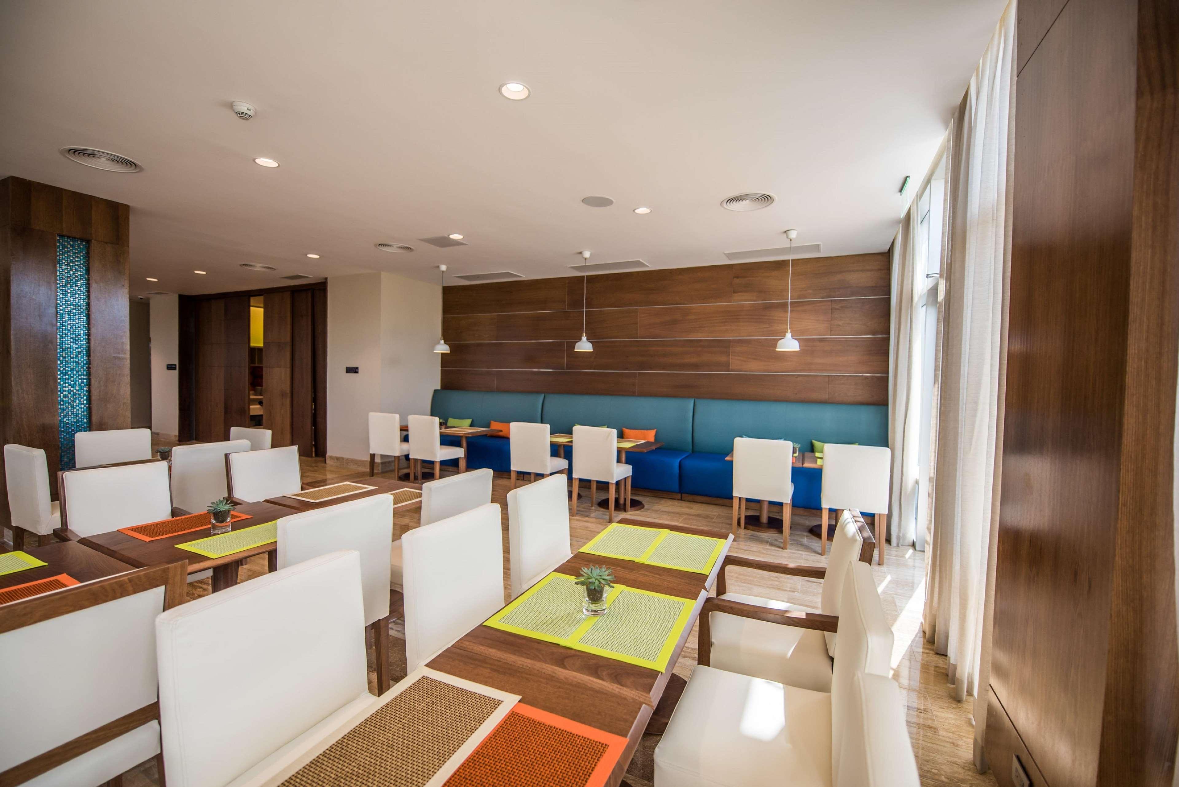 Отель Hampton By Hilton Santo Domingo Airport Бока-Чика Экстерьер фото