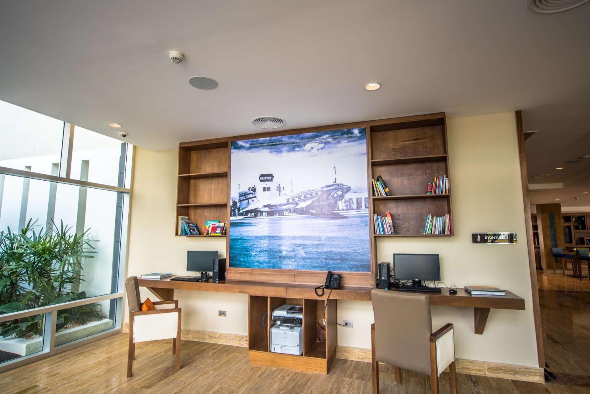 Отель Hampton By Hilton Santo Domingo Airport Бока-Чика Экстерьер фото