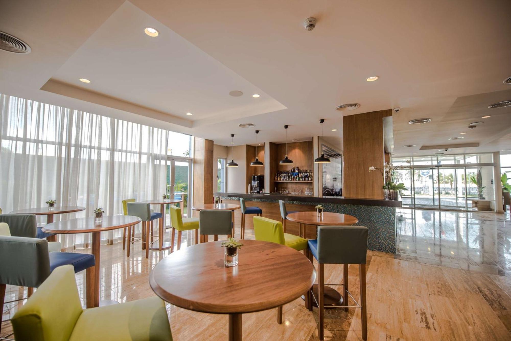 Отель Hampton By Hilton Santo Domingo Airport Бока-Чика Экстерьер фото