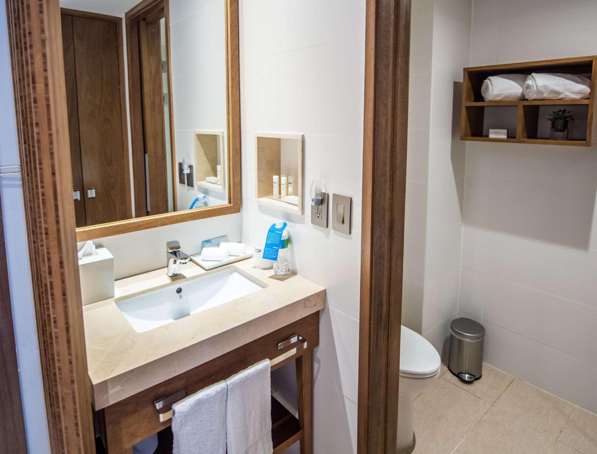 Отель Hampton By Hilton Santo Domingo Airport Бока-Чика Экстерьер фото