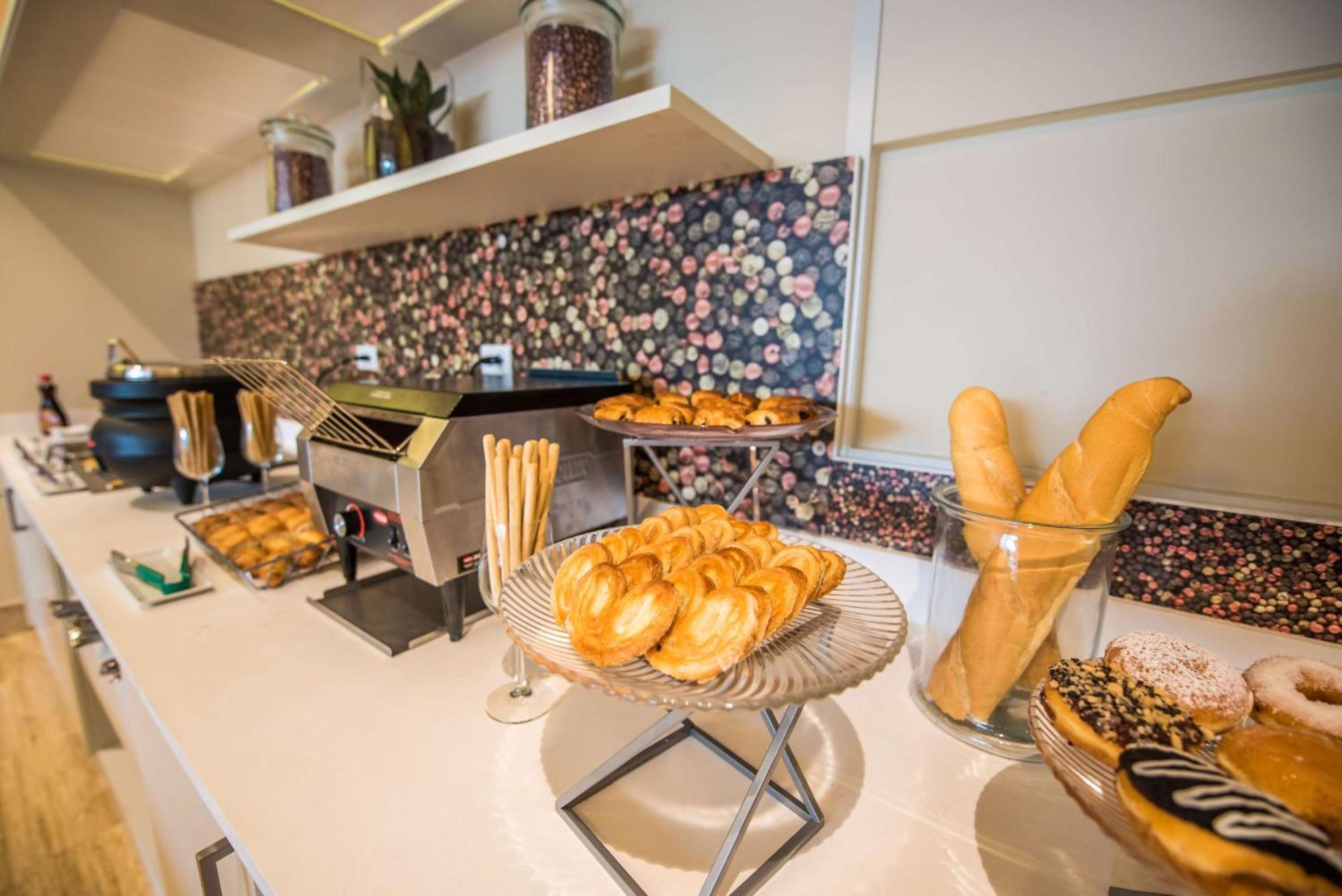 Отель Hampton By Hilton Santo Domingo Airport Бока-Чика Экстерьер фото