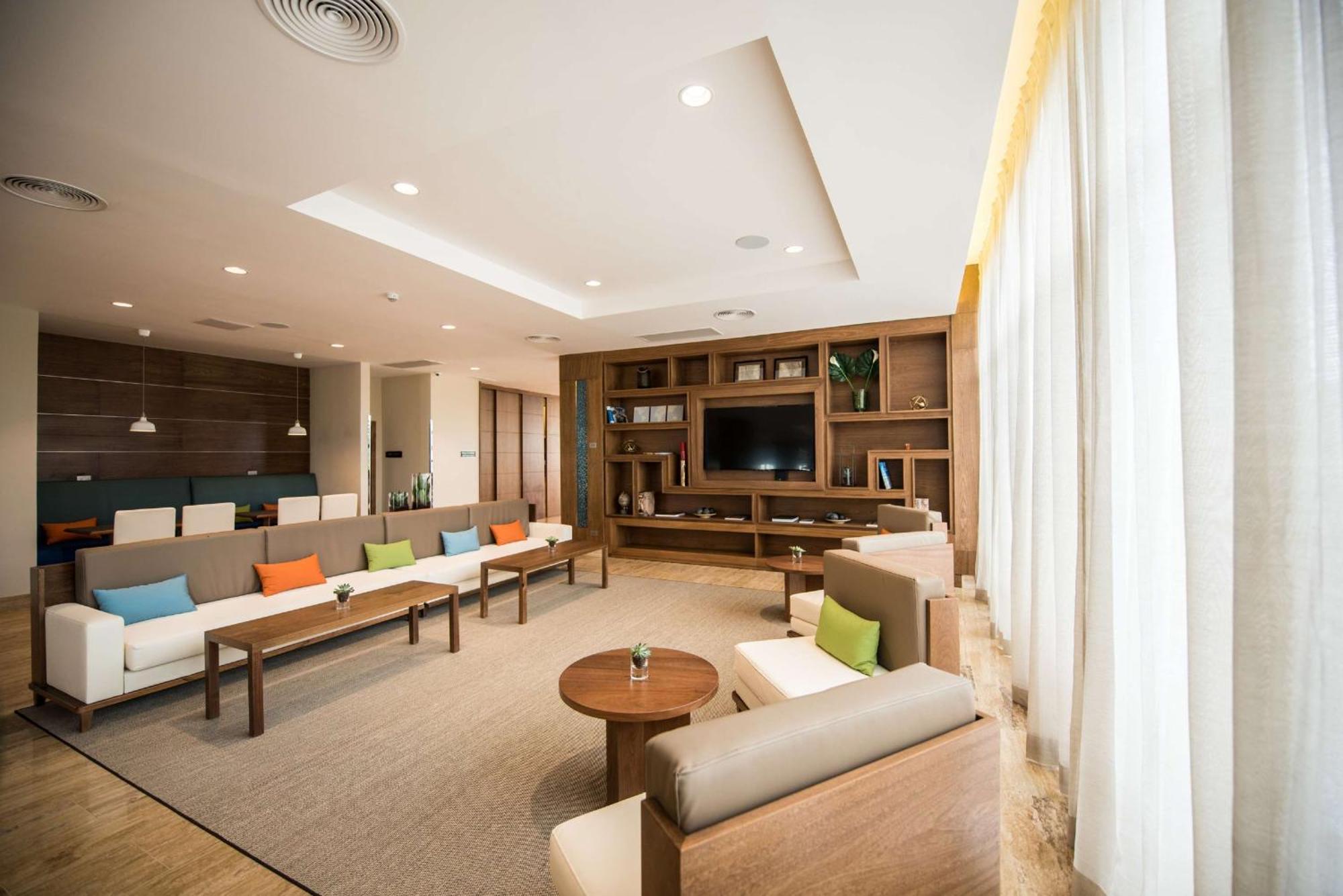 Отель Hampton By Hilton Santo Domingo Airport Бока-Чика Экстерьер фото