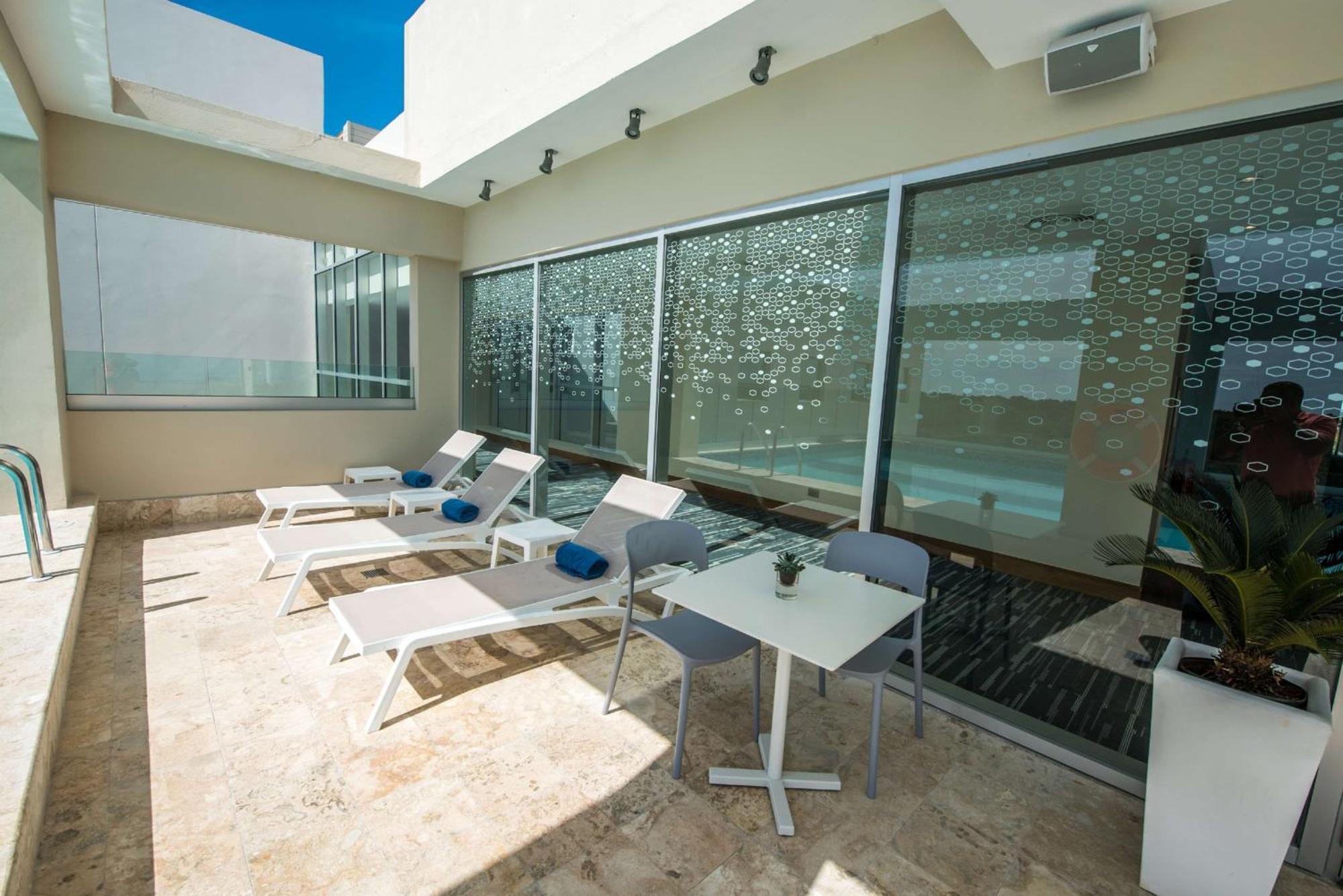 Отель Hampton By Hilton Santo Domingo Airport Бока-Чика Экстерьер фото